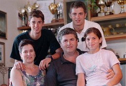 TENISKA OBITELJ Mario Ančić s ocem Stipom, majkom Nildom, starijim bratom Ivicom i mlađom sestrom Sanjom 2000.; sve troje djece Ančićevih bavi se tenisom