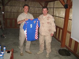 DAR ZA VOJNIKE Ministar je svakom vojniku poklonio
komplet sportske opreme hrvatske nogometne reprezentacije