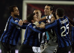Gianluigi Buffon u klinču s igračima Intera