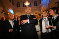 Predsjednik HDZ-a Ivo Sanader okružen članovima HDZ-ove mladeži