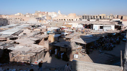 MEHRIJEV RODNI GRAD El Oued, na jugu Alžira, tipični je pustinjski grad u kojem ljudi žive od male trgovine, čime se bavio i Mehrijev otac