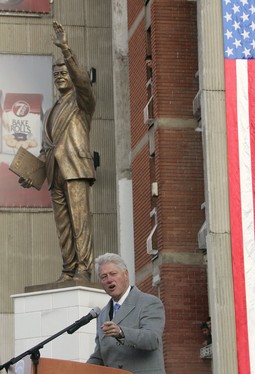 Bill Clinton ispred spomenika u Prištini (Foto: Reuters)