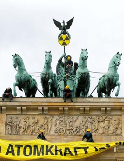 Aktivisti
njemačkoga
Greenpeacea nedavno
su na Brandenburškim
vratima u Berlinu izvjesili
transparente protiv
upotrebe nuklearne
energije u Njemačkoj;
tvrde da su njihove
dugogodišnje akcije
najzaslužnije za novu
antinuklearnu politiku