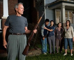 CLINT EASTWOOD kao
Walt Kowalski i njegovi
susjedi Azijati u filmu
'Gran Torino'