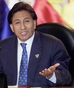 Carlos Espa, voditelj televizijske emisije "Cuarto poder", političkog magazina koji se emitira na peruanskoj televiziji, iznenadio se kada se u emisiju uživo, gdje je govorio o nekim sumnjivim nepravilnostima prilikom predsjedničkih izbora 2000., tel