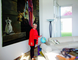 Neda Young u svojoj vili u Nez Jerseyu ispred slike Erica Fischla