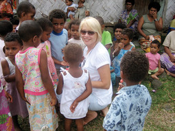 SINA KARLI okružena seoskom djecom koja su sudjelovala na snimanju