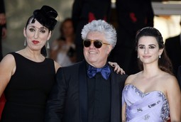OMILJENE ZVIJEZDE
Pedro Almodóvar i njegove glumice
Penélope Cruz i Rossy De Palma na premijeri filma 'Slomljeni zagrljaji' u Cannesu