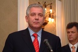 Cilj Ante Đapića je oslabiti Sanaderovu vladu do te mjere da bude prisiljena zamoliti pravaše da s njima koaliraju na nacionalnoj razini
