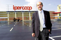 KONSOLIDACIJA Roberto Sgavetta, potpredsjednik Coop Consumatorija, ispred hipermarketa koji će u budućnosti poslovati u sklopu Spara Hrvatska