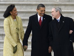 Američki predsjednik Barack Obama, sa suprugom i svojim prethodnikom Georgom W. Bushom