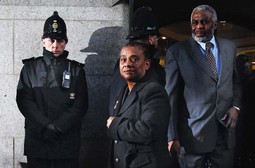 Roditelji ubijenog Stephena Lawrencea Doreen i Neville; Ema West (lijevo)  u tramvaju je vrijeđala 'crnce i j..... Poljake'