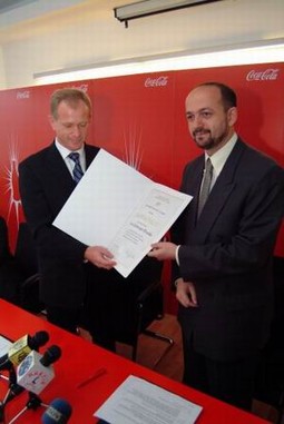 Coca Cola Beverages Hrvatska ove će godine imati ukupan prihod od oko 900 milijuna kuna, neto dobit oko 100 milijuna kuna, a isplatit će i 167 milijuna kuna dividende, rekao je glavni direktor kompanije Bruno Filipi u novom broju časopisa Banka.