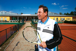 Nikola Pilić snimljen prošlog vikenda na svojoj teniskoj akademiji u blizini Münchena na čijem se ulazu ističu četiri godine, 1988. 1989. 1993. i 2005., kada je kao trener osvojio Davis Cup