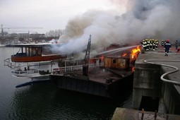 VELIKI POŽAR na brodu nije uspjelo ugasiti ni 40 vatrogasaca i vatrogasni čamac