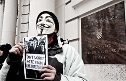 Prosvjednici nose maske Guy Fawkesa, koji je 1605. htio dići u zrak parlament u Londonu