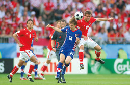 Strijelac jedinog gola-Luka Modrić, strijelac gola iz jedanaesterca za Hrvatsku, snimljen na utakmici protiv Austrije u borbi u skoku s protivničkim igračem