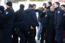 Hrvatska policija ispratila je navijače sve do granice. Photo: Goran Jakuš/PIXSELL