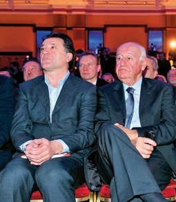 Davora Šukera su Zlatko Marković i Zdravko Mamić predstavljali kao novog predsjednika HNS-a, a Mamić mu je obećao da će preuzeti
udrugu početkom ožujka, no bivši nogometaš shvatio je da se šef Dinama s njim poigrava