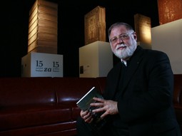 ERUDIT I PISAC Manguel na Sajmu u Puli sa svojom knjigom
'Biblioteka noću'