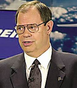 Tjedan dana nakon otpuštanja šefa financija Michaela Searsa, u Boeingu je ostavku dao i izvršni direktor Phil Condit.