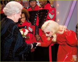 Lady Gaga u prosincu
2009. nastupala je u
Londonu za kraljicu
Elizabetu II. i članove
britanske kraljevske
obitelji, te se upoznala s kraljicom
odjevena u haljinu
od crvenog lateksa
koja modelom
podsjeća na odjeću
iz elizabetinskog
razdoblja