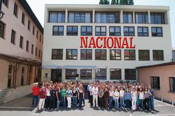 Djelatnici NCL Media Grupe na čelu s predsjednikom uprave Ivom Pukanićem i glavnom urednicom Nacionala Sinom Karli ispred poslovne zgrade u Vlaškoj 40