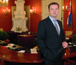 Miroslav Kovačić:S premijerom Sanaderom upoznao sam se početkom 1994., nakon što sam diplomirao na Filozofskom fakultetu i zaposlio se u ministarstvu vanjskih poslova kao pripravnik u njegovu uredu 