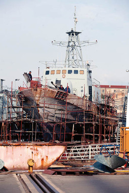 BRODOGRADILIŠTA U TROGIRU I KRALJEVICI već su neko vrijeme
angažirana od tvrtke Adria Mar na remontima triju libijskih vojnih brodova, a cijeli posao vrijedi 50 milijuna USD