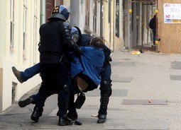 FOTOGRAFIJA uhićenja Hrvoja Polana u vrijeme subotnjeg
prosvjeda u Zagrebu, iako je tamo bio kao službeni fotograf agencije France Presse