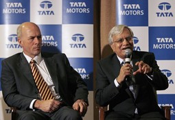 Čelnici Tata Motorsa Ravi Kant i Carl-Peter Forster