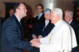U POSJETU VATIKANU
Sredinom ožujka Davor Stier je s Jadrankom Kosor
otputovao u posjet papi Benediktu XVI.