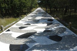 Bijela cesta ide sredinom parka; na slici rad Dušana
Džamonje iz 2003.