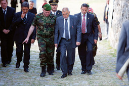 MESIĆEV KADAR Predsjednik se penje na kninsku tvrđavu u društvu Mladena Kruljca, kojeg je imenovao šefom kopnene vojske