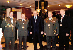 PREMIJER Ivo Sanader na fotografiji u društvu s Davorom Božinovićem (zdesna), generalima Josipom Lucićem i Dragom Lovrićem, te brigadirom Stjepanom Cifrekom